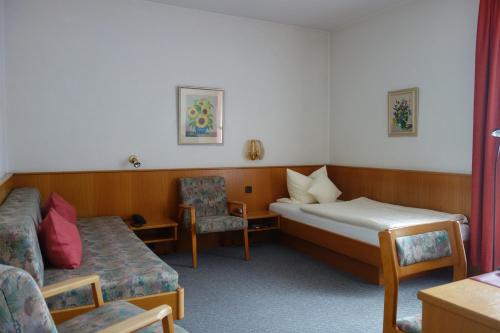 哈根莱克斯酒店的配有床、沙发和椅子的房间