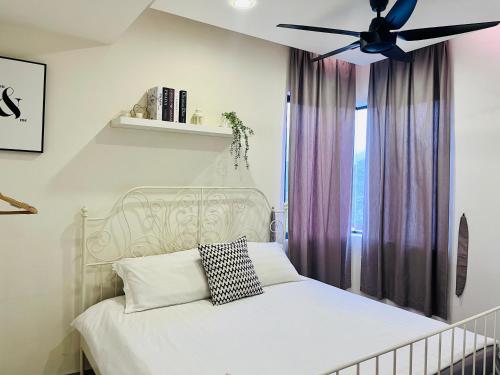 黑风洞Selayang 18 Residences (100mbps Wifi & Netflix)的卧室配有白色的床和吊扇