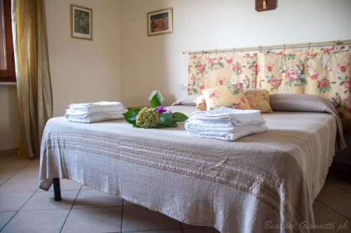 LuniAppartamento per Vacanze Domus Lunae的一间卧室配有带毛巾的床