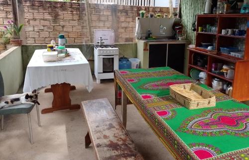 阿尔特杜尚Caju Hostel的厨房配有桌子和桌子,上面摆放着一只猫