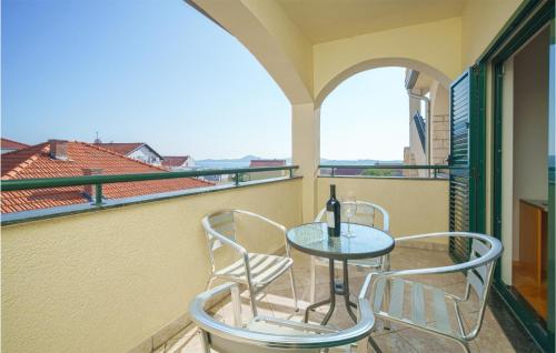 Beautiful Apartment In Vodice With House Sea View的阳台或露台