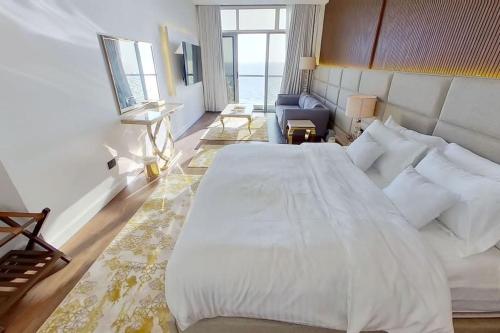 吉达شقة في برج داماك بإطلالة بحرية ساحرة的一张大白色的床,位于酒店客房内