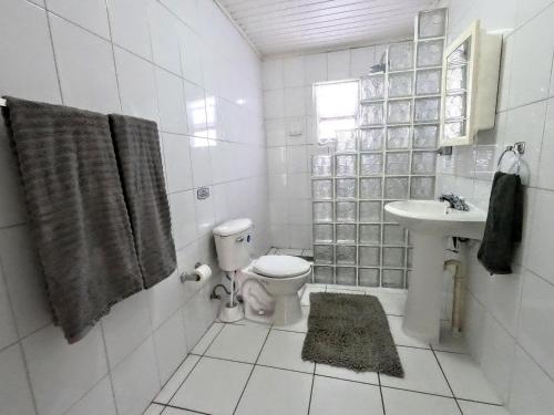 奥拉涅斯塔德Traditional Aruban Home close to Surfside Beach的白色的浴室设有卫生间和水槽。