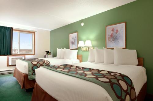 West Fargo西法戈速8汽车旅馆的酒店客房设有两张床和窗户。