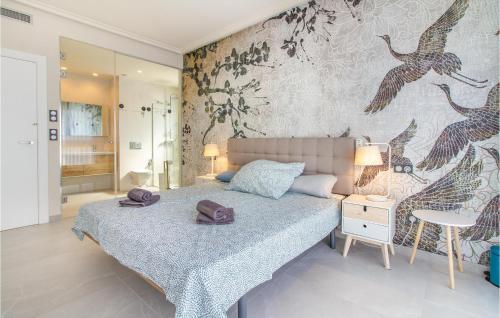 卡斯塔利亚Stunning Home In Castalla With Wifi的一间卧室配有床,墙上有鸟