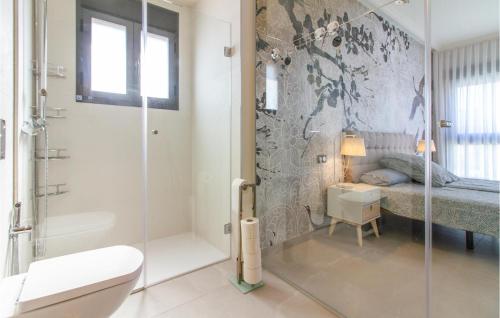 卡斯塔利亚Stunning Home In Castalla With Wifi的带淋浴的浴室和1间带1张床的卧室