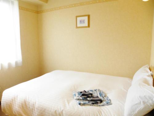 米泽市Yonezawa - Hotel / Vacation STAY 16072的一张白色的床,上面有一堆毛巾