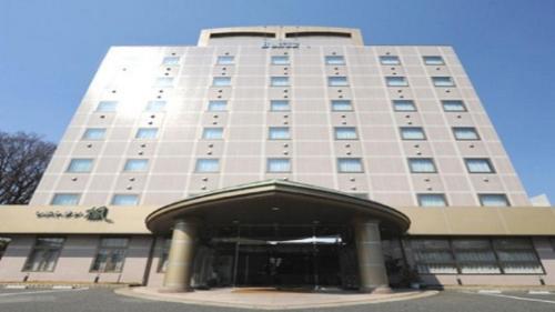 米泽市Yonezawa - Hotel / Vacation STAY 16072的一座大型建筑,前面有一个大入口