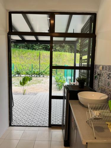 JasinTun Teja Homestay Jasin Melaka的一间带水槽和大玻璃门的浴室