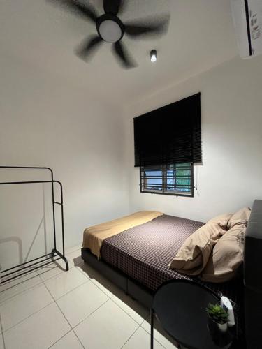 JasinTun Teja Homestay Jasin Melaka的一间卧室配有一张床和吊扇