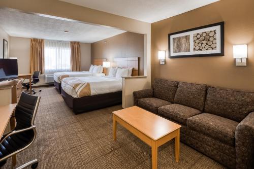 斯普林菲尔德Quality Inn & Suites Springfield Southwest near I-72的酒店客房,配有床和沙发