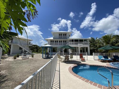 Summerland KeyPrivate Estate Pool Ocean View 20 minutes to Key West的一座房子前面设有游泳池