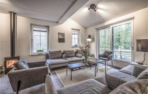 莱森Amazing Home In Rijssen With Wifi的客厅配有沙发和桌子