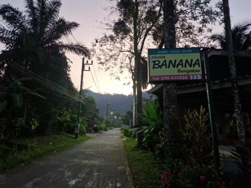 蔻立Khaolak Banana Bungalow的路旁的街道标志
