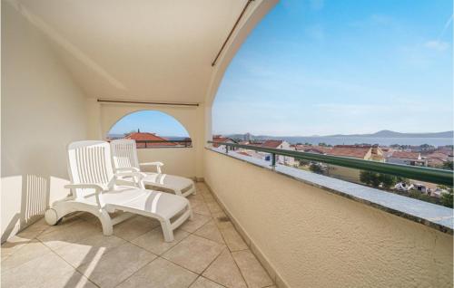 Lovely Apartment In Vodice With House Sea View的阳台或露台