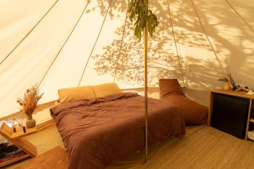 科尔斯湾Numie - Freycinet Peninsula - Glamping的帐篷内一间卧室,配有一张床