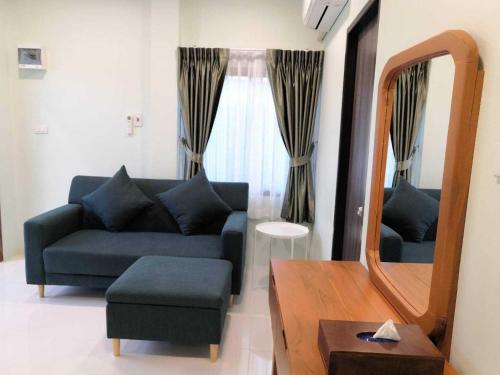 Ban Khao Yai ChumNornD@Rayong的带沙发和镜子的客厅