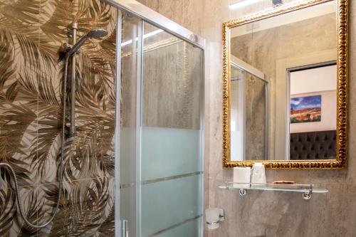 佛罗伦萨梅利尼酒店的带淋浴和镜子的浴室