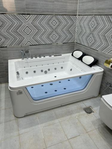 利雅德شقة متكاملة غرفتين مع جاكوزي的浴室内设有一个白色浴缸