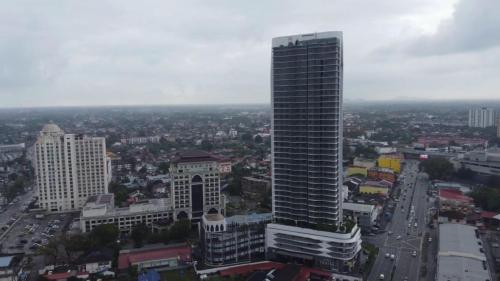 哥打巴鲁Izz'man Homestay Level 33 Troika Kota Bharu的享有高楼城市美景