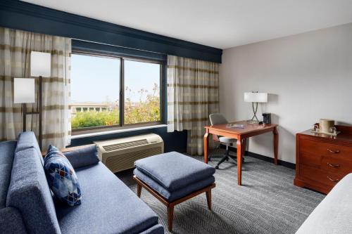 佛森萨克拉门托福尔瑟姆万怡酒店的酒店客房设有沙发、书桌和窗户。