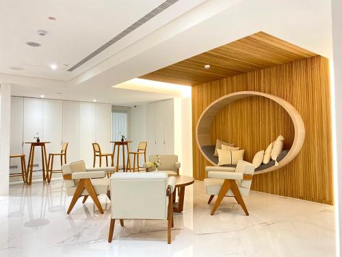 台中市宿野行旅 suye hotel的大堂设有圆形镜子、椅子和桌子