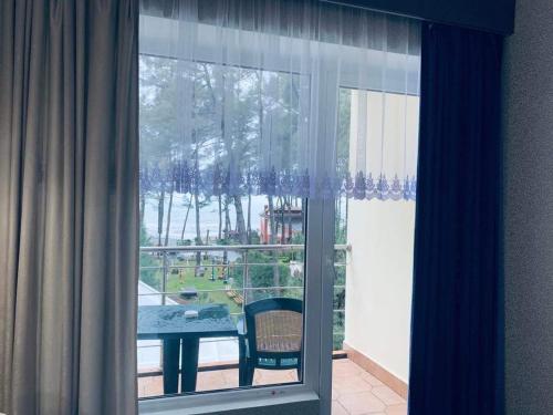 格里戈莱蒂丽德别墅酒店及Spa的客房设有带桌子的窗户,享有美景。