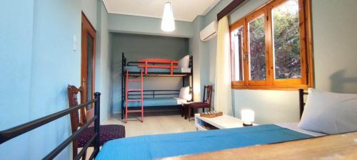 新安希亚洛斯Anchialos seafront appartement的一间卧室配有一张床,另一间卧室配有梯子