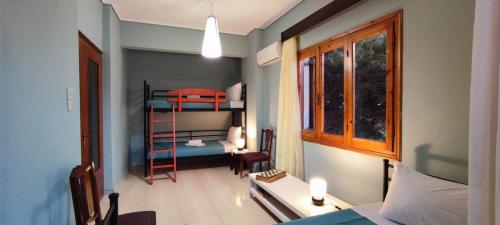 新安希亚洛斯Anchialos seafront appartement的小房间设有双层床和书桌