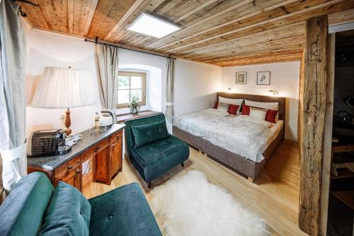 FaltingAdelwöhrer Bauernhaus的一间卧室配有一张床、一张桌子和一张沙发