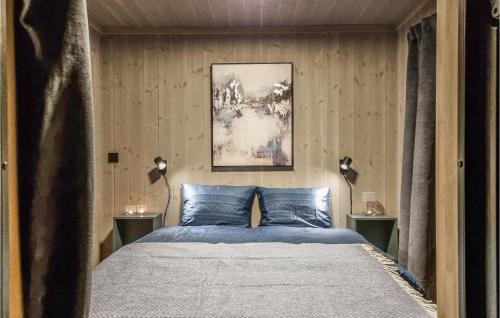 利勒哈默尔Lovely Home In Lillehammer With Kitchen的一间卧室配有一张带蓝色枕头的床