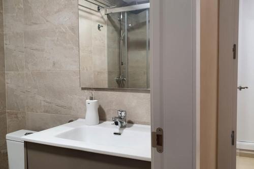 奥罗佩萨德尔马Apartamento en primerisima linia de playa的一间带水槽和镜子的浴室