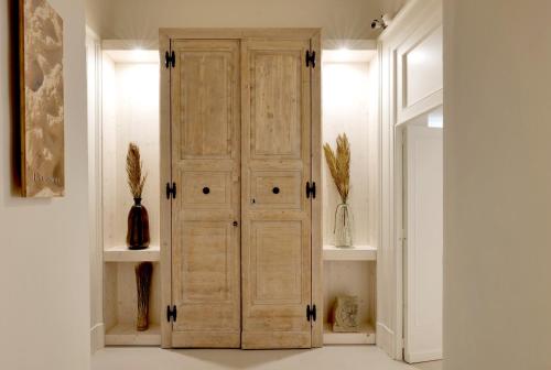 莱切迪莫拉圣朱塞佩酒店的一间房间,配有木柜