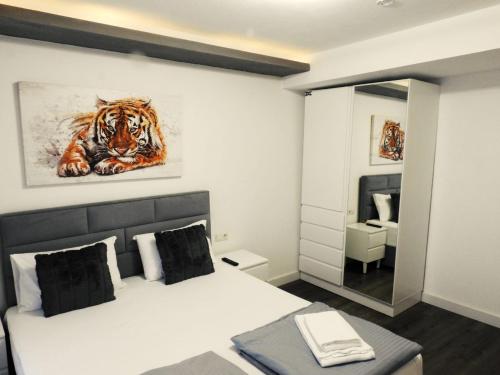 费尔德基希Hotel Hecht的一间卧室,配有一张带老虎画的床