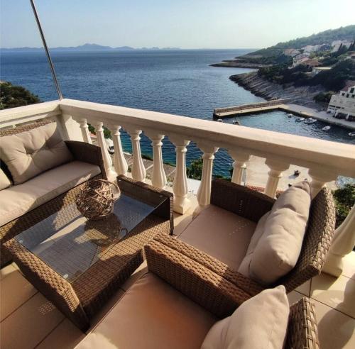 扎瓦拉提卡Apartments Laus的阳台配有沙发,享有海景。