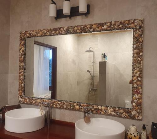 Port ElizabethHarbour View House的一间带大镜子和盥洗盆的浴室