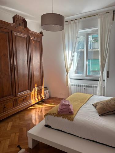 热那亚La dimora del capitano的一间卧室设有一张大床和一个窗户。