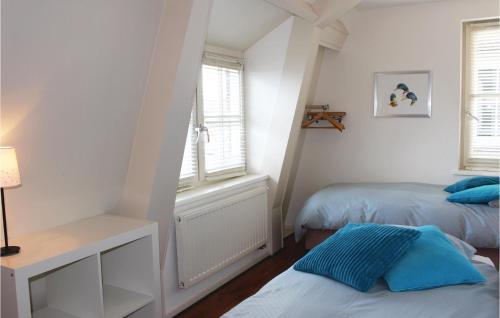 布勒克伦Amazing Home In Breukelen With 3 Bedrooms And Wifi的一间卧室设有两张床和窗户。
