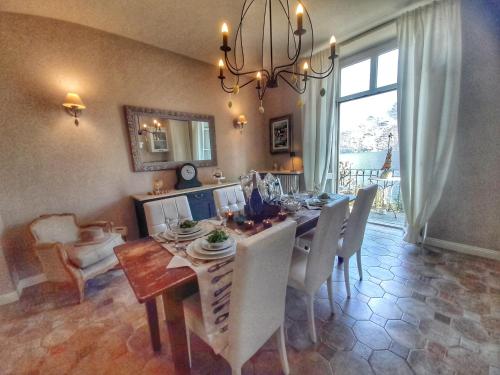 坎诺比奥Spiaggia Amore - Appartamenti Vacanza Vista Lago的一间带桌椅和吊灯的用餐室