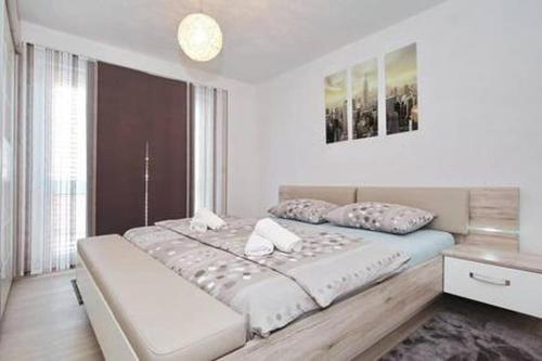 多布罗波尔贾纳Modern House Giulia的白色卧室配有一张大床和一张书桌