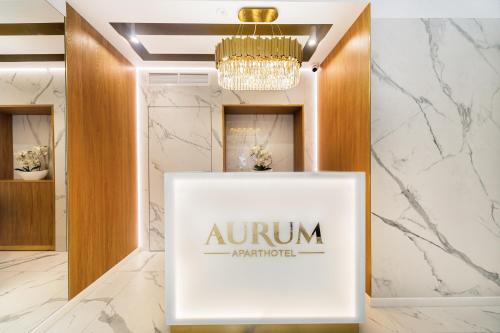 斯维诺乌伊希切Aurum Aparthotel - Nowe Apartamenty blisko Plaży - Neue Appartements in Strandnähe的大堂设有裸体古董标志