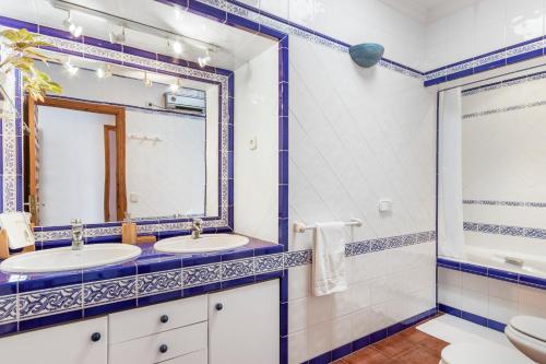 波蒂纳茨Villa Cala Xuclar的浴室设有2个水槽和镜子