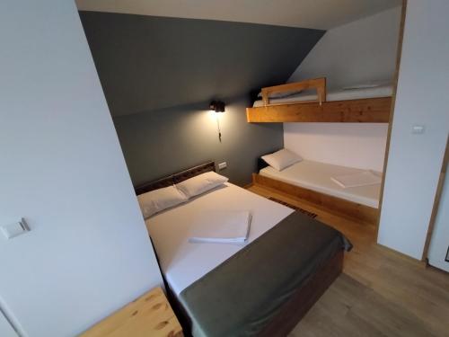 克尔茨什瓦拉乡巴莱亚萨特酒店的一间小房间,内设两张双层床