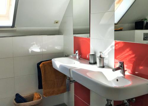 Wehe-den Hoorn兰德贾德维根合德酒店的浴室设有白色水槽和镜子