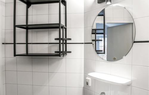 侯赫-黑克索Nice Home In Hoge Hexel With Kitchen的白色的浴室设有镜子和水槽