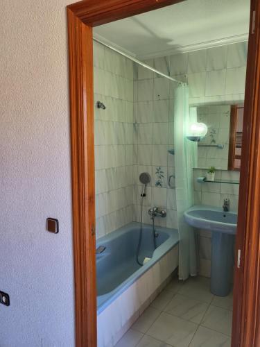 拉曼加戴尔马尔梅纳rosa de los vientos的浴室配有蓝色浴缸和水槽