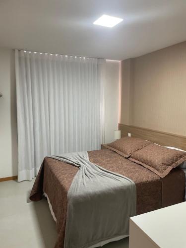 伊塔齐米林Itacimirim Beira Mar的一间卧室设有两张床和窗户。