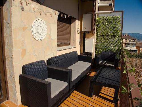 TalarnGrace, apartamento con terraza y vistas的阳台设有带2把椅子和长凳的庭院