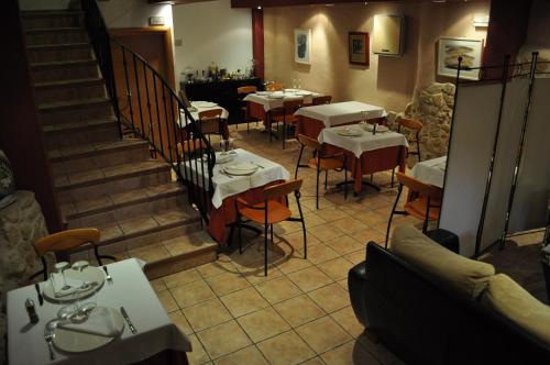 拉法莱斯拉尔奎利亚酒店的一间带桌椅的餐厅,以及楼梯