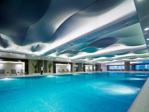 呼和浩特呼和浩特香格里拉的一座带天花板的酒店游泳池